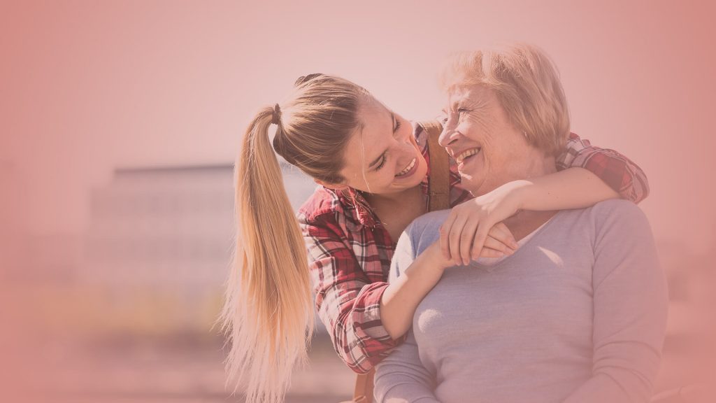 Pflegende Angehörige und Seniorin im Gespräch