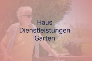 Professioneller Gärtner bei der Heckenpflege in einem gepflegten Privatgarten zur Entlastung der Bewohner.