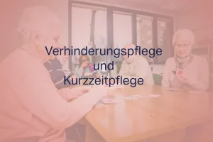 Pflegende Angehörige genießt eine entspannte Auszeit im Freien, während die Betreuung professionell gesichert ist.